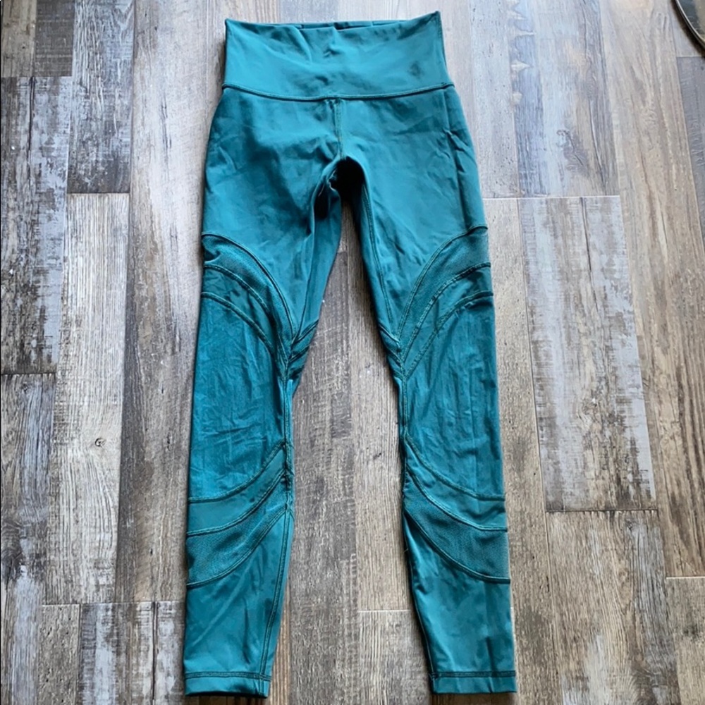 Lululemon leggings with mesh accents 28”
